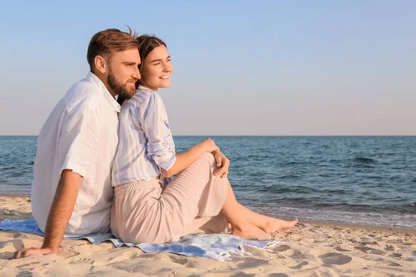 Szczęśliwa Młoda Para Plaży Morskiej — Zdjęcie stockowe