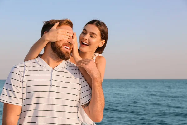 Jovem Casal Feliz Praia Mar — Fotografia de Stock