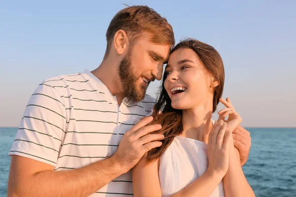 Feliz Pareja Joven Playa Del Mar —  Fotos de Stock