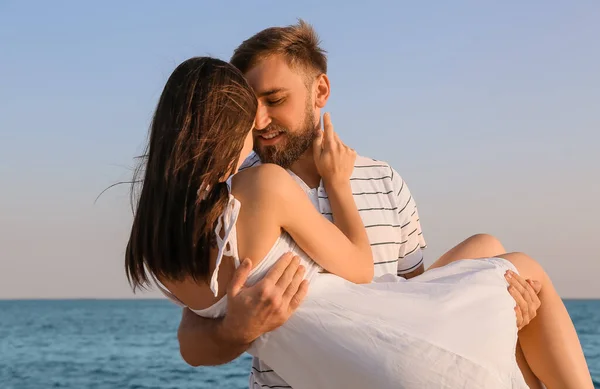 Feliz Pareja Joven Playa Del Mar —  Fotos de Stock