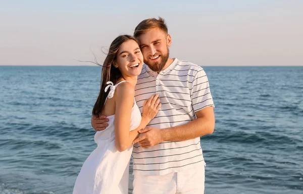 Joyeux Jeune Couple Sur Plage Mer — Photo