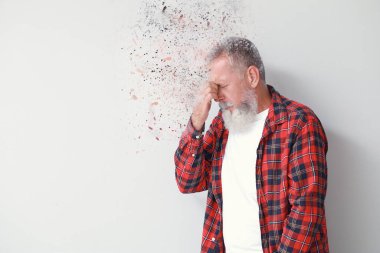 Arka planda baş ağrısı çeken son sınıf öğrencisi.