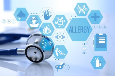 Klinikteki alerji uzmanının iş yeri hakkında sanal ekran ve steteskop