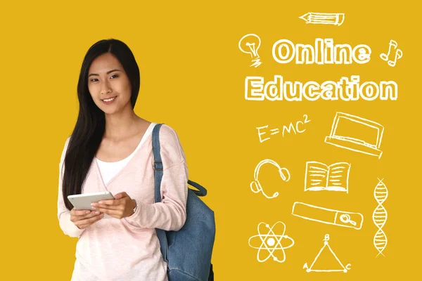 Tekst Edukacja Online Młody Student Azjatycki Tabletem Tle Koloru — Zdjęcie stockowe