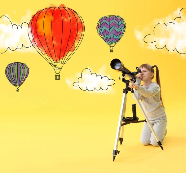 Liten Flicka Observerar Varmluftsballonger Genom Ett Teleskop Himlen — Stockfoto