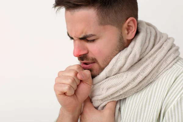 Kranker Hustender Junger Mann Auf Hellem Hintergrund — Stockfoto