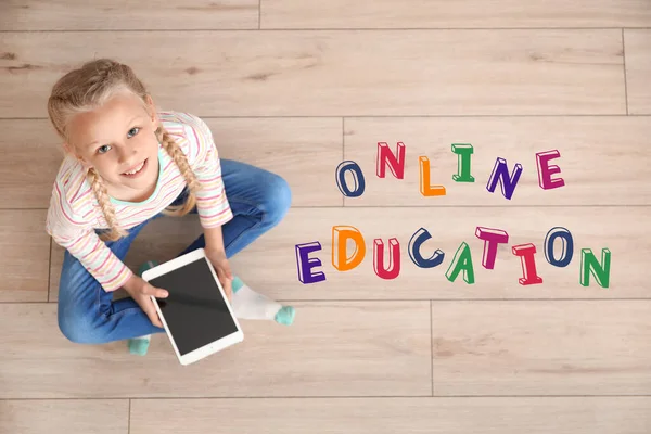 Tekst Edukacja Online Cute Little Girl Tabletu Nauczania Komputerowego Domu — Zdjęcie stockowe