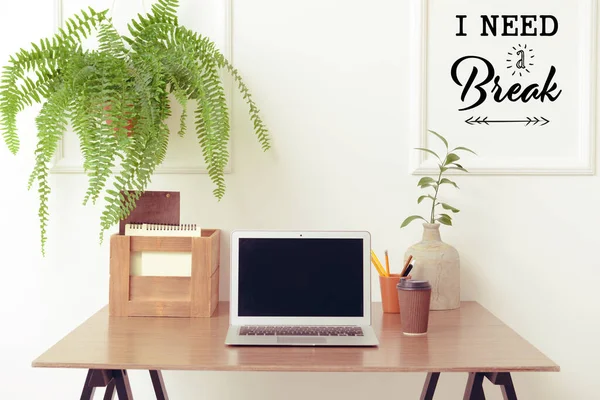 Elegante Lugar Trabajo Con Portátil Moderno Taza Café Cerca Pared — Foto de Stock