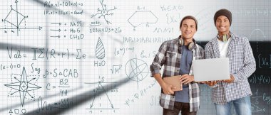 Dizüstü bilgisayarı olan genç adamlar kesin matematik bilimleri okuyorlar. Çevrimiçi eğitim kavramı