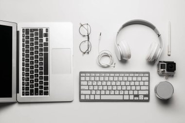 Beyaz arkaplanda bilgisayar klavyesi ve farklı modern aygıtlar ile kompozisyon