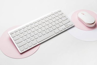 Bilgisayar klavyesi ve fare beyaz arkaplanda izole edildi