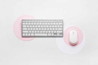 Bilgisayar klavyesi ve fare beyaz arkaplanda izole edildi