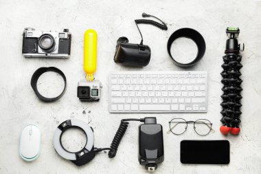 Işık arkaplanda modern fotoğrafçı ekipmanı ve bilgisayar klavyesi ile kompozisyon