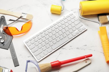 Açık arkaplanda boyama araçları ve bilgisayar klavyesi