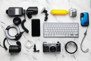 Işık arkaplanda modern fotoğrafçı ekipmanı ve bilgisayar klavyesi ile kompozisyon