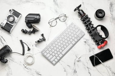 Işık arkaplanda bilgisayar klavyesi ve modern fotoğrafçı ekipmanı