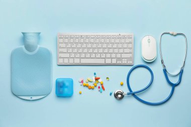 Renk arkaplan üzerinde tıbbi malzemeler ve bilgisayar klavyesi olan kompozisyon