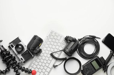 Beyaz arkaplanda bilgisayar klavyesi ve modern fotoğrafçı ekipmanı