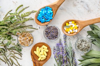 Tahta kaşıklar ve farklı bitki tabanlı haplar.