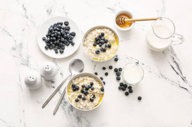 Lezzetli yulaf ezmesi ve böğürtlen tabakları.