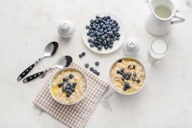 Lezzetli yulaf ezmesi ve böğürtlen tabakları.