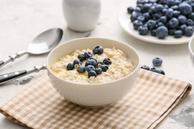 Lezzetli yulaf ezmesi ve böğürtlenli kase.