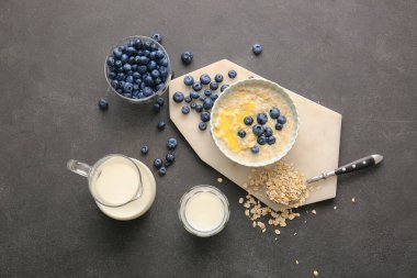 Lezzetli yulaf ezmesi ve böğürtlenli kase.