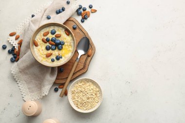 Lezzetli yulaf ezmesi ve böğürtlenli kase.