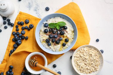 Lezzetli yulaf ezmesi ve böğürtlenli kase.