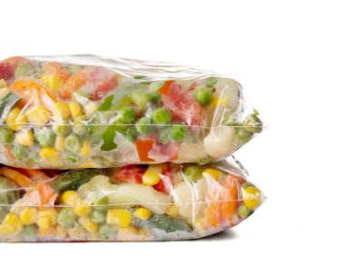 Donmuş sebzeler beyaz arka planda plastik torbalarda