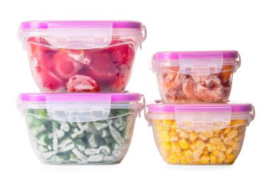 Beyaz arka planda plastik kaplarda donmuş sebzeler.