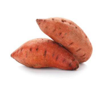 Beyaz arka plan üzerinde taze tatlı patates