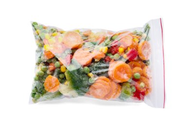 Donmuş sebzeler beyaz arka planda plastik poşette
