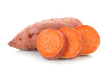 Beyaz arka plan üzerinde taze tatlı patates