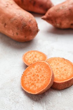 Hafif arka planda taze tatlı patates