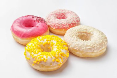 Beyaz arka planda tatlı çörekler