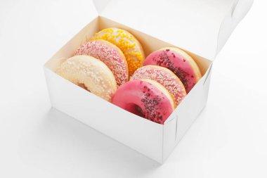 Beyaz arka planda kutuda tatlı çörekler