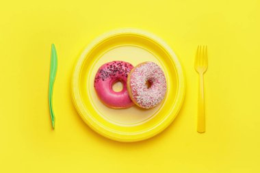 Renkli arkaplanda tatlı çörekler olan tabak