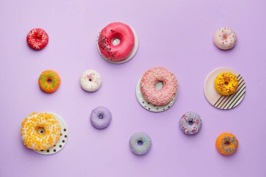 Renkli arkaplanda tatlı çörekler