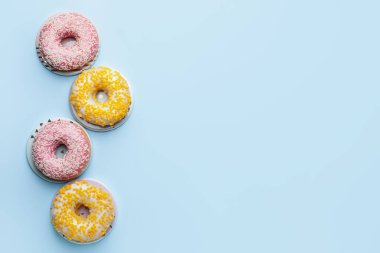 Renkli arkaplanda tatlı çörekler