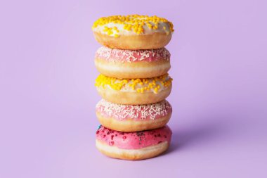 Renkli arkaplanda tatlı çörekler