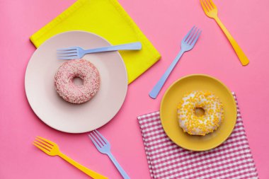 Renkli arkaplanda tatlı çöreklerle kompozisyon