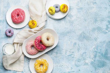 Renkli arkaplanda tatlı çöreklerle kompozisyon