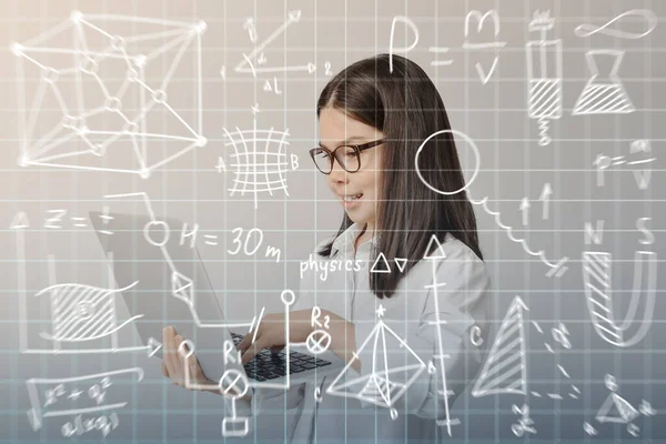 Маленька Дівчинка Ноутбуком Вивчає Точні Математичні Науки Концепція Онлайн Освіти — стокове фото