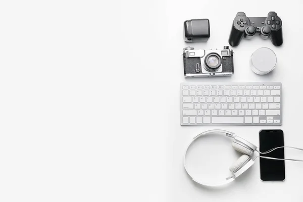 Composition Computer Keyboard Different Modern Devices White Background — Stock Photo, Image