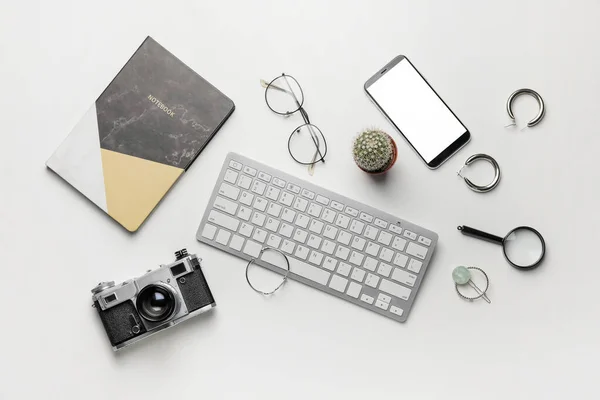 Komposition Mit Computertastatur Kamera Und Handy Auf Weißem Hintergrund — Stockfoto