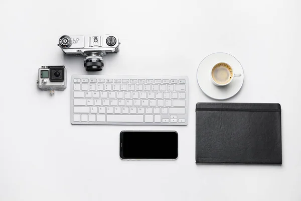 Composição Com Teclado Computador Diferentes Dispositivos Modernos Fundo Branco — Fotografia de Stock