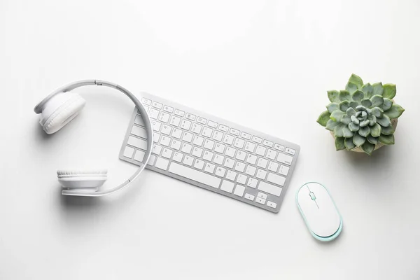 Composition Computer Keyboard Mouse Headphones White Background — ストック写真