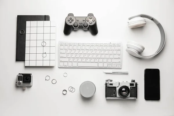 白色背景下的计算机键盘和不同现代设备的组合 — 图库照片