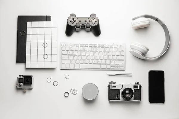 Composição Com Teclado Computador Diferentes Dispositivos Modernos Fundo Branco — Fotografia de Stock